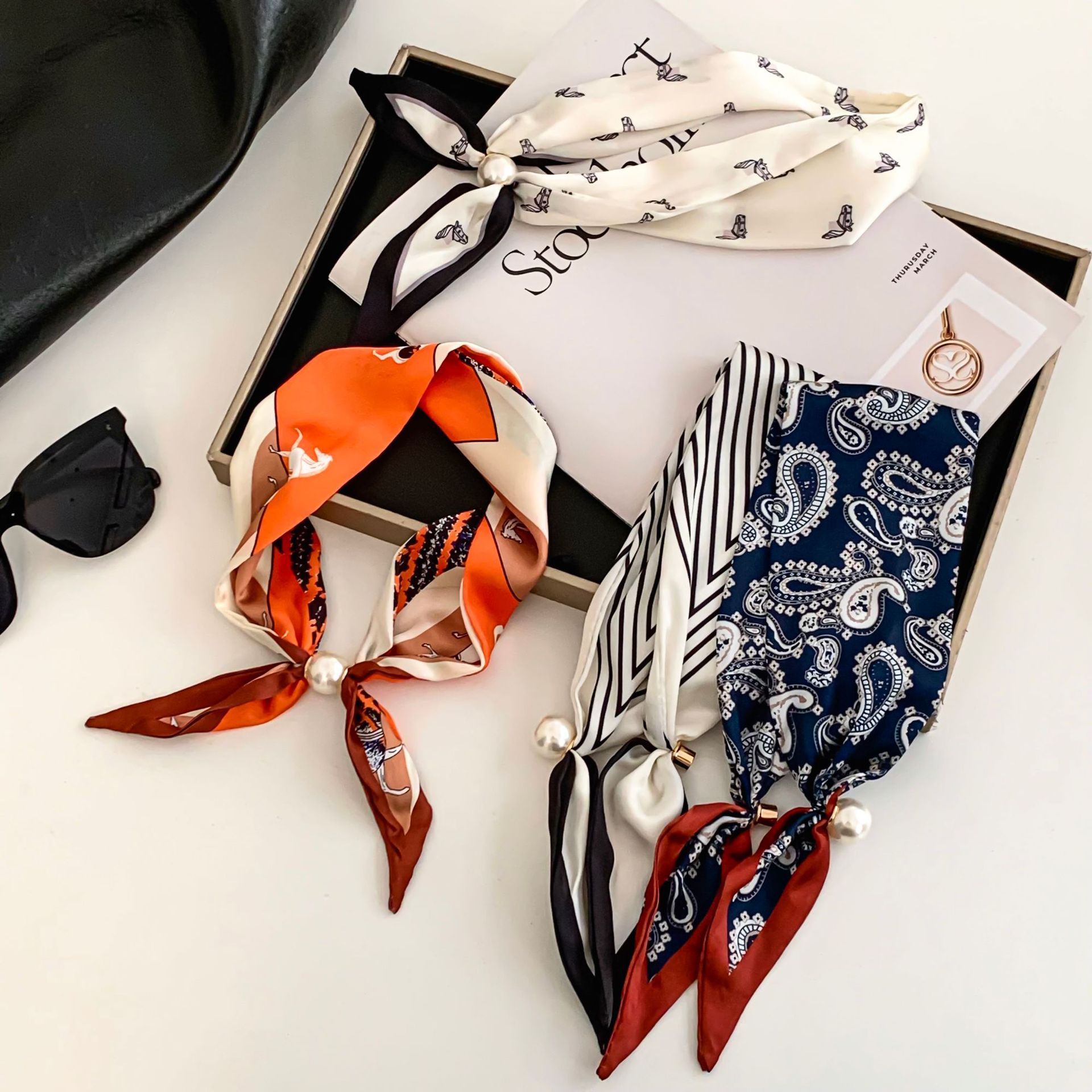 Cashew Flower Silk Scarf Effor - Pearl Necklace Set ulasan dan harga